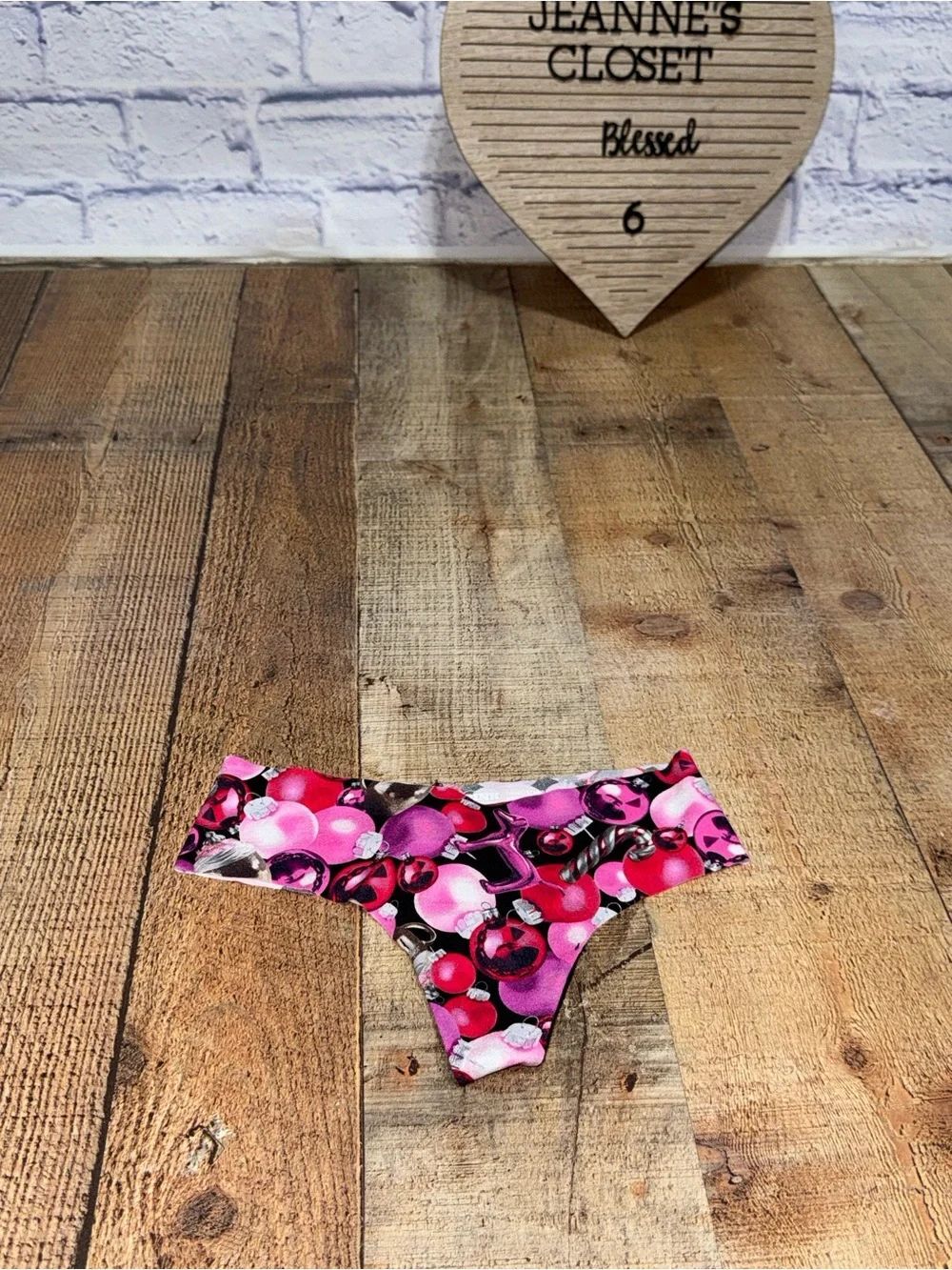 VS PINK
NO-SHOW THONG PANTY real ornaments print size xs NWT